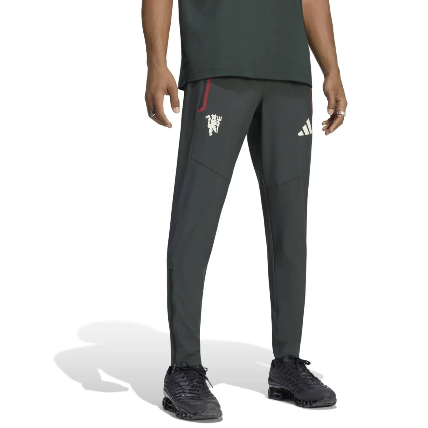 adidas Manchester United Tiro Travel Trainingsbroek 2026-2027 Donkerolijfgroen Wit Rood