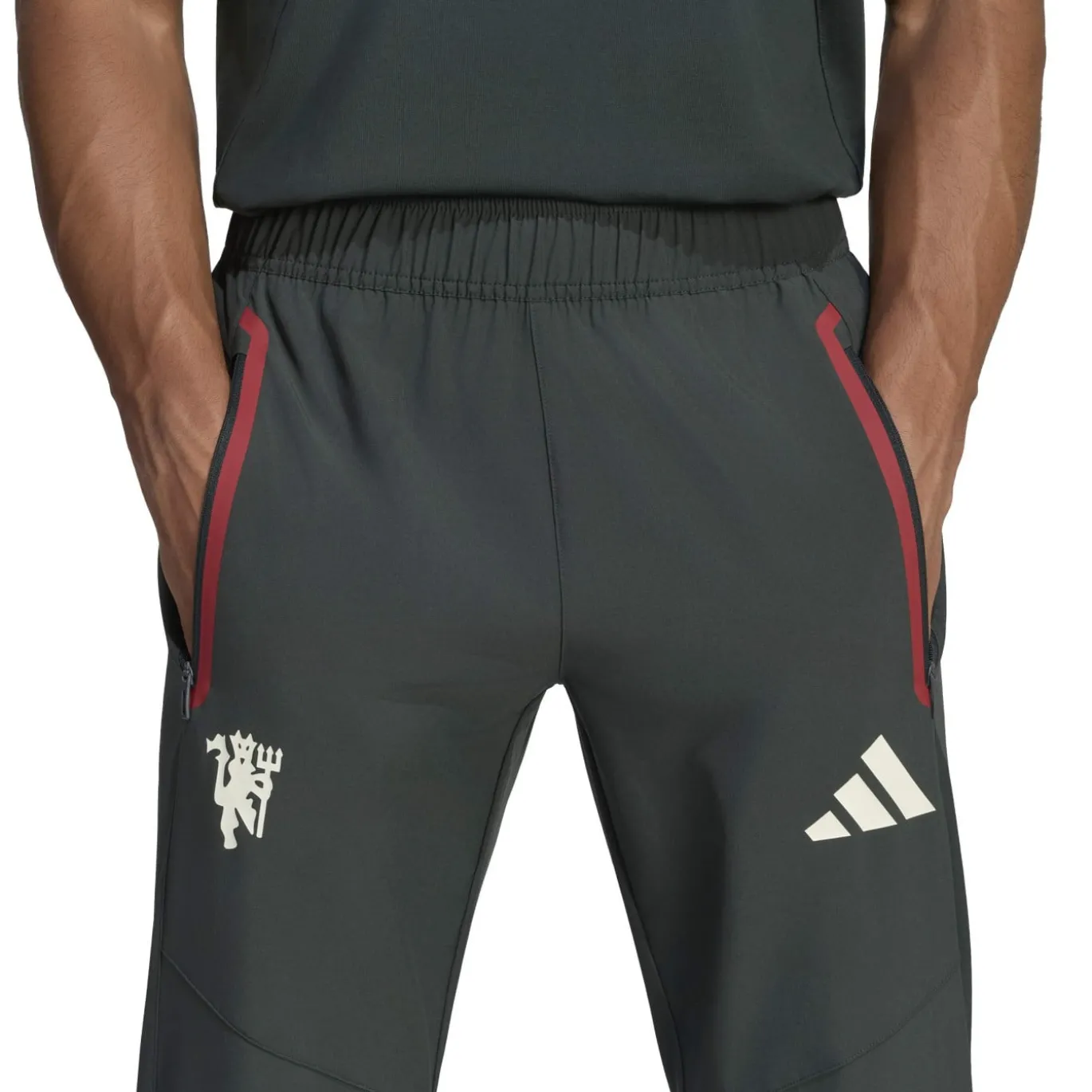 adidas Manchester United Tiro Travel Trainingspak 2026-2027 Donkerolijfgroen Wit Rood