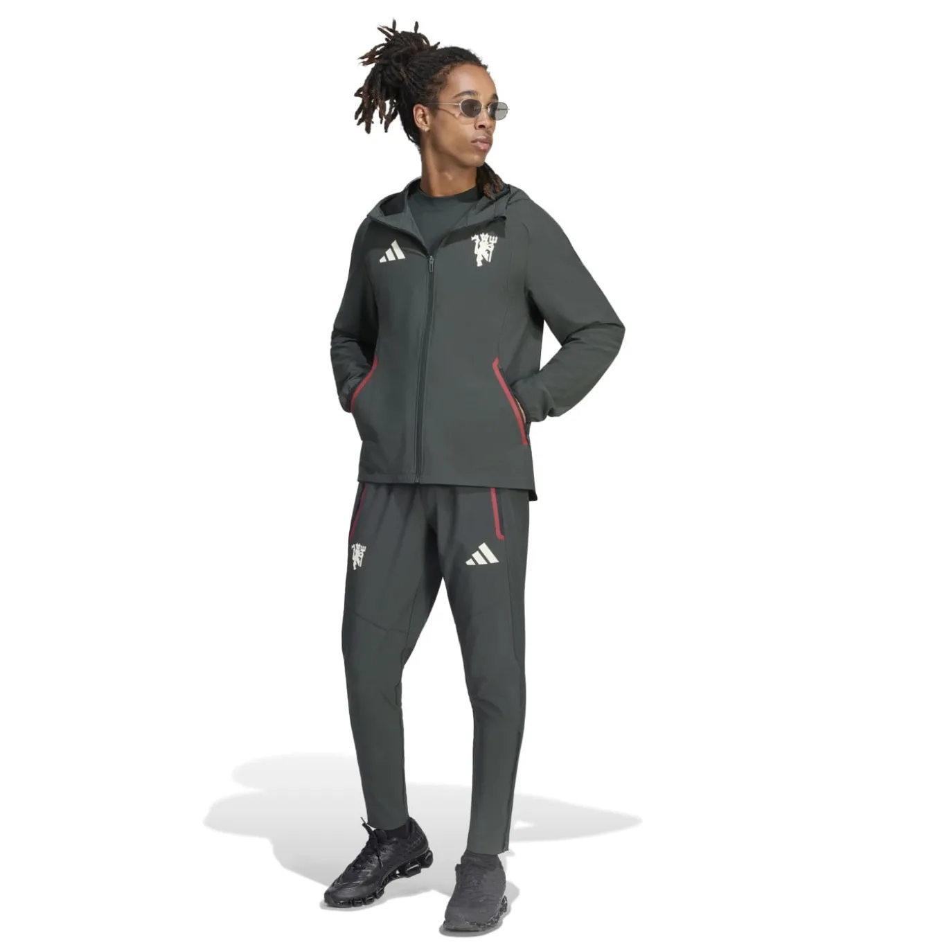 adidas Manchester United Tiro Travel Trainingspak 2026-2027 Donkerolijfgroen Wit Rood