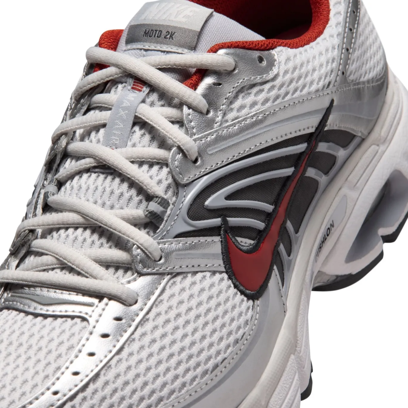 Nike Air Max Moto 2K Sneakers Lichtgrijs Rood Metallic Silver Zwart