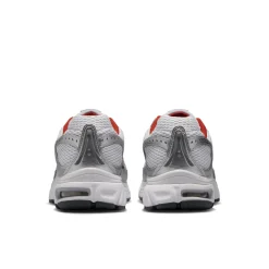 Nike Air Max Moto 2K Sneakers Lichtgrijs Rood Metallic Silver Zwart