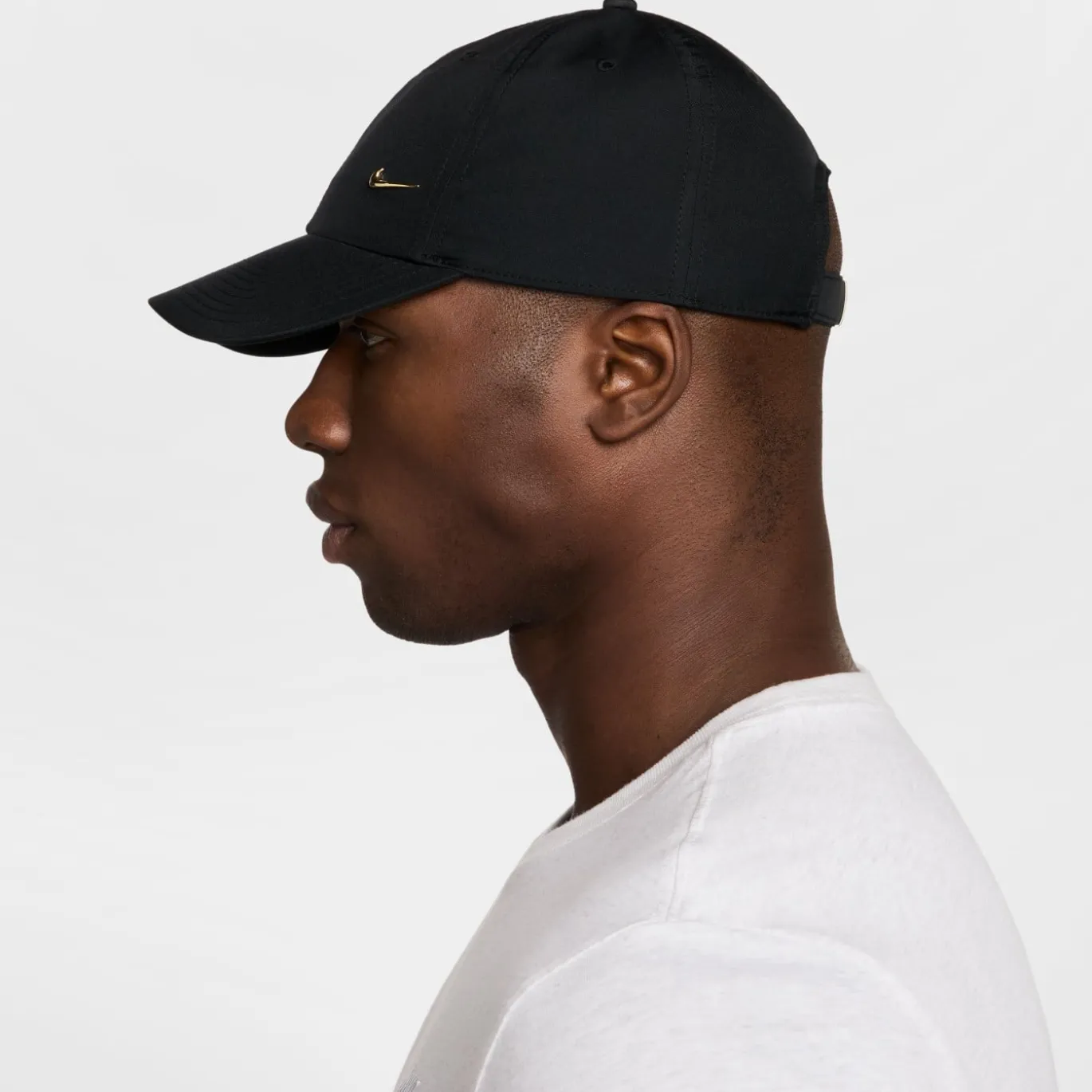 Nike Dri-FIT Club Pet Metallic Swoosh Zwart Goud