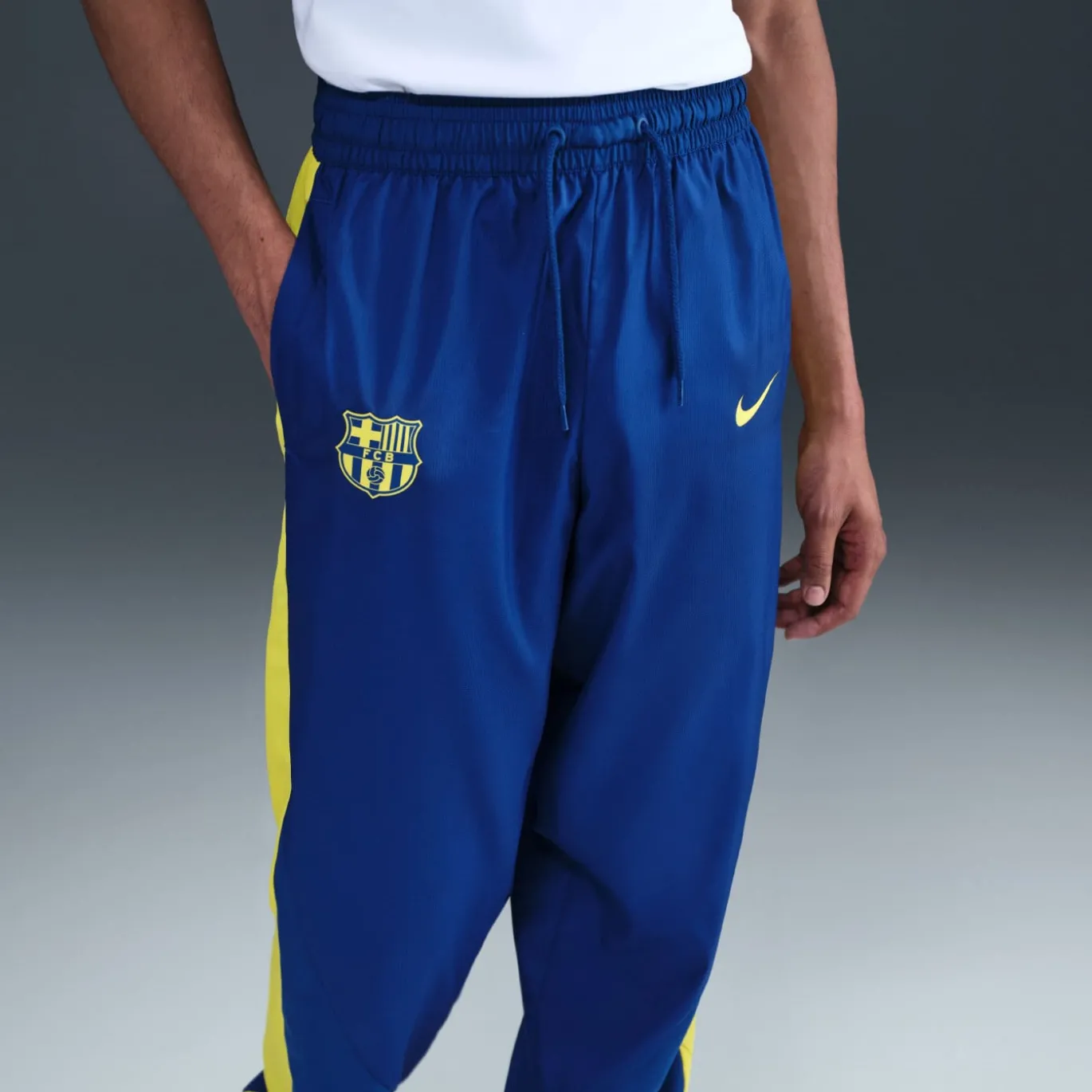 Nike FC Barcelona Woven Trainingsbroek 2025-2026 Donkerblauw Geel