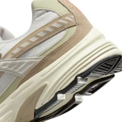 Nike Initiator Sneakers Wit Lichtbruin Beige