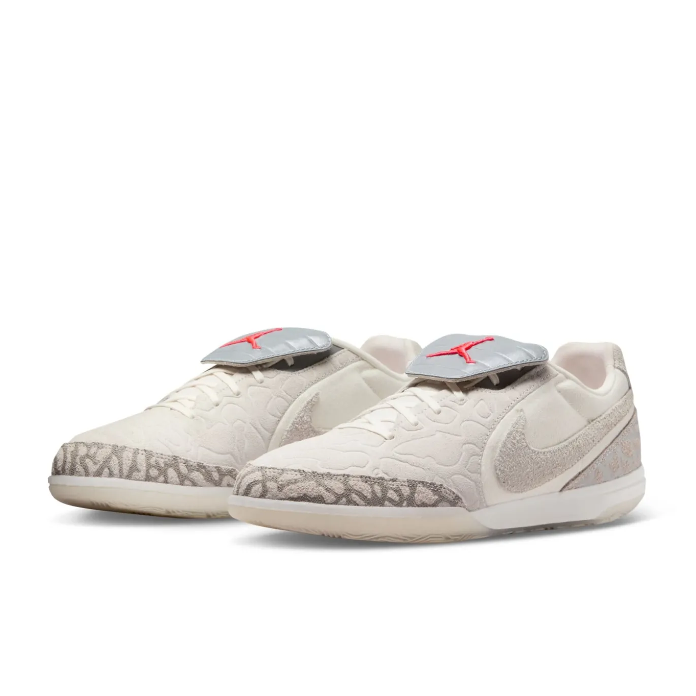 Nike Jordan Tiempo Streetgato SE Straatvoetbalschoenen Beige Zilver Felrood