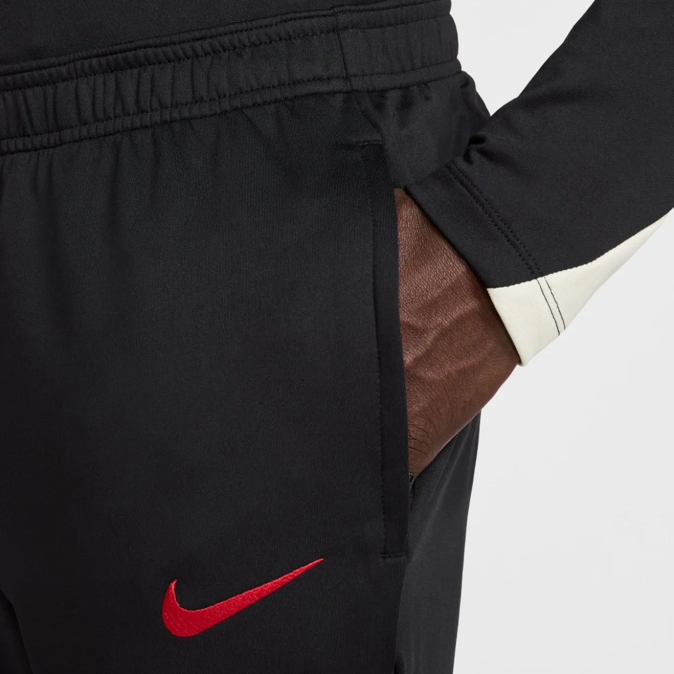 Nike Liverpool Strike Trainingsbroek 2024-2025 Zwart Gebroken Wit Rood