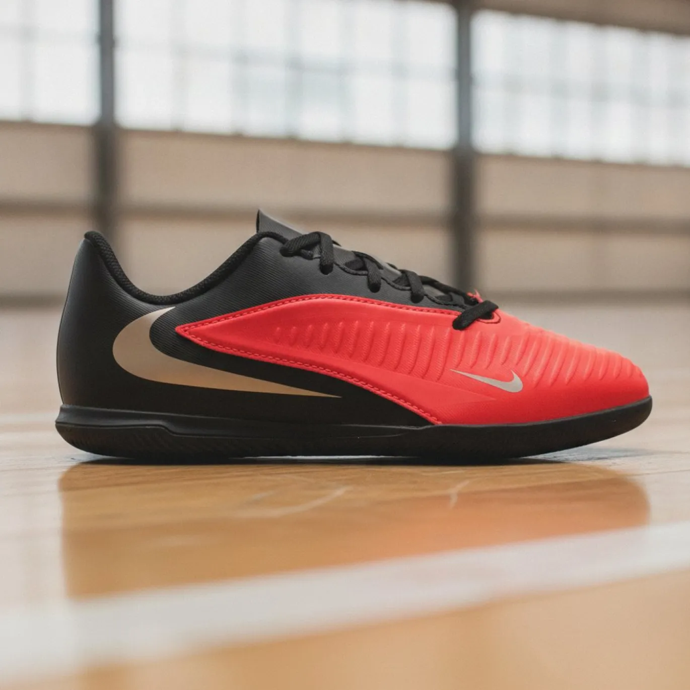 Nike Phantom 6 Low Club Zaalvoetbalschoenen (IN) Kids Zwart Felrood Goud