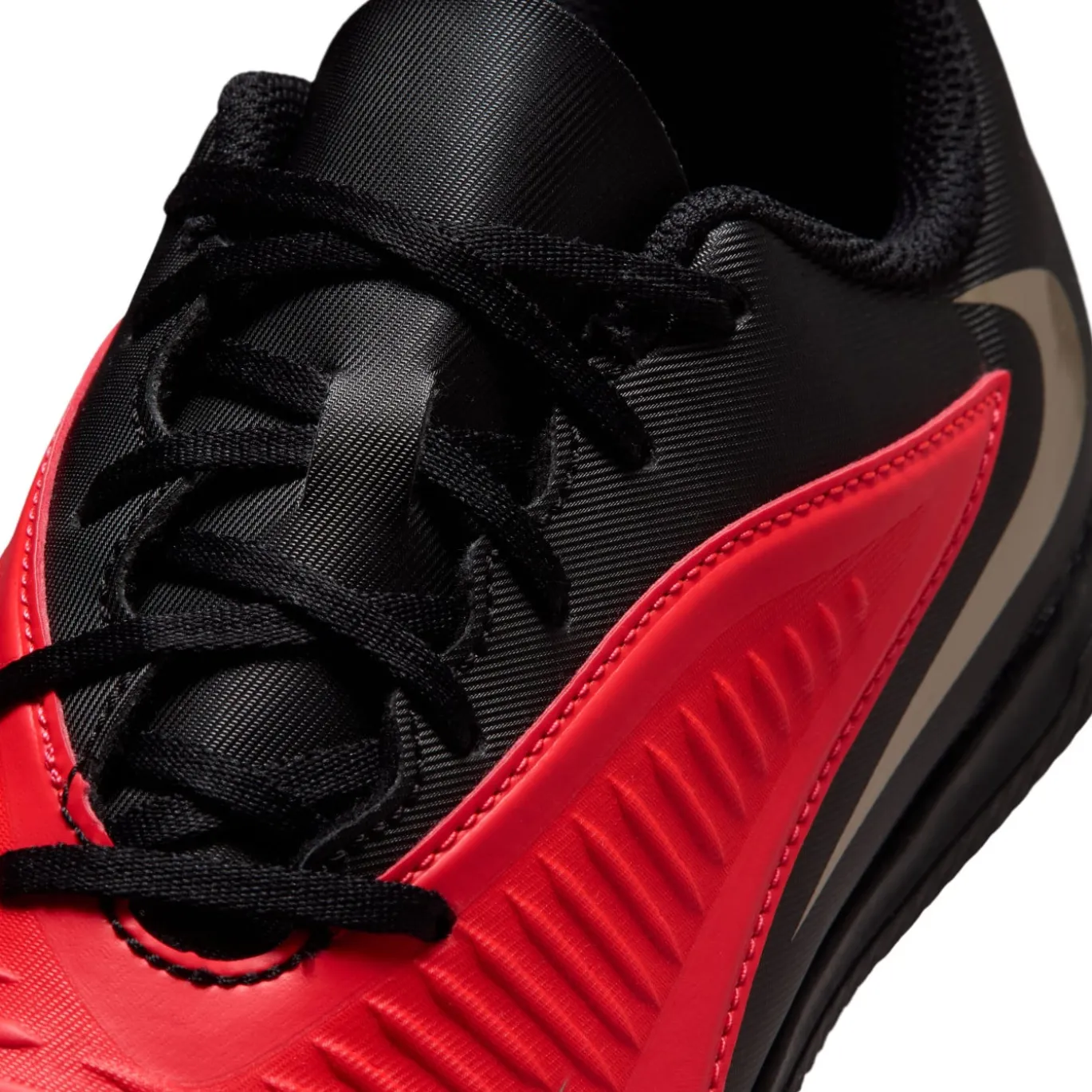 Nike Phantom 6 Low Club Zaalvoetbalschoenen (IN) Kids Zwart Felrood Goud