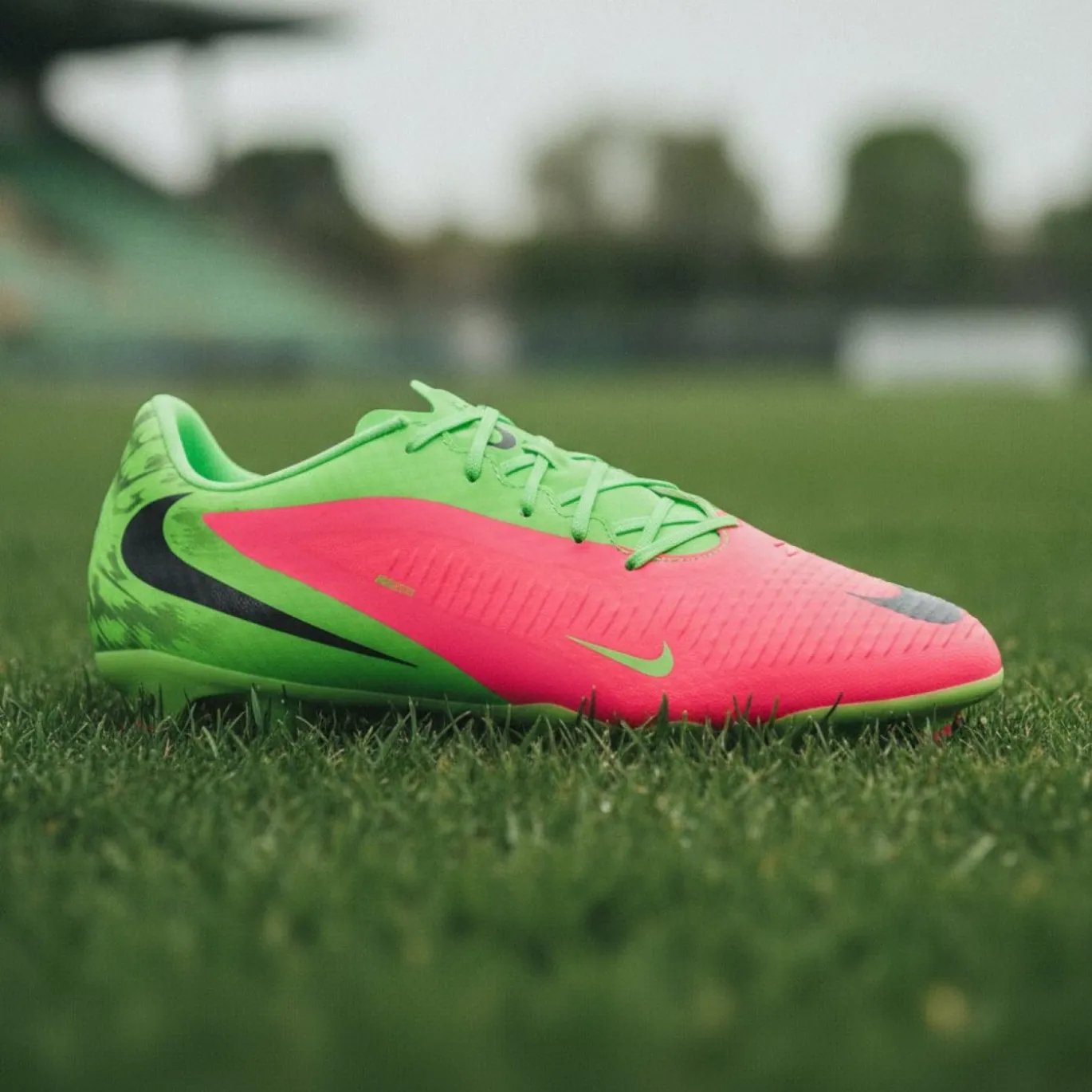 Nike Phantom 6 Low Haaland Academy Gras / Kunstgras Voetbalschoenen (MG) Felgroen Rood Zwart