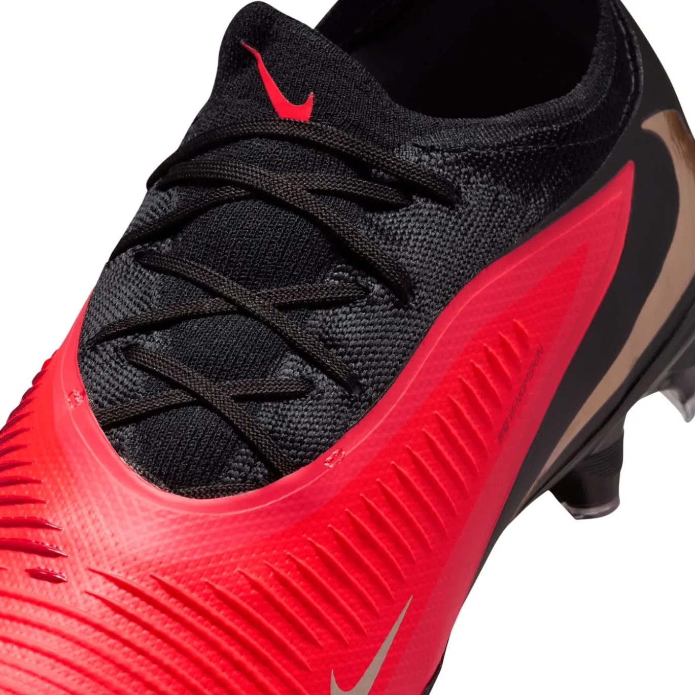 Nike Phantom 6 Low Pro Gras Voetbalschoenen (FG) Zwart Felrood Goud