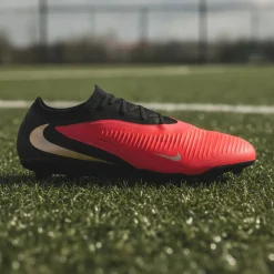 Nike Phantom 6 Low Pro Kunstgras Voetbalschoenen (AG) Zwart Felrood Goud