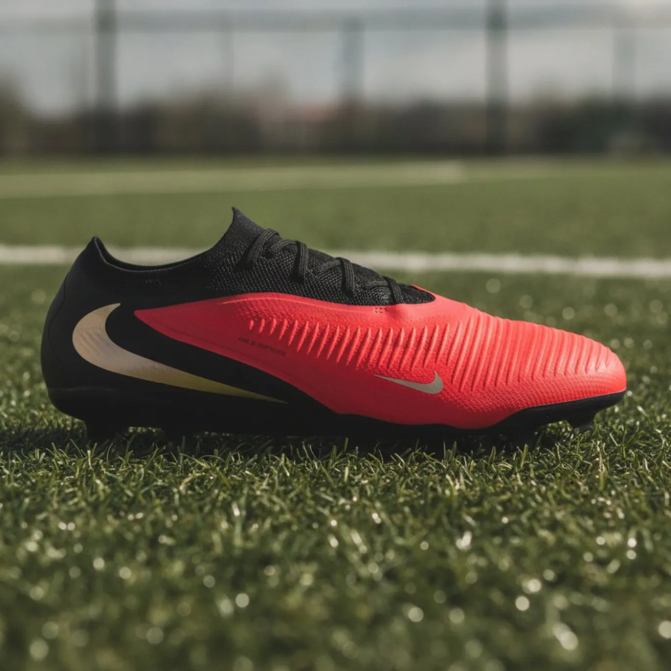Nike Phantom 6 Low Pro Kunstgras Voetbalschoenen (AG) Zwart Felrood Goud