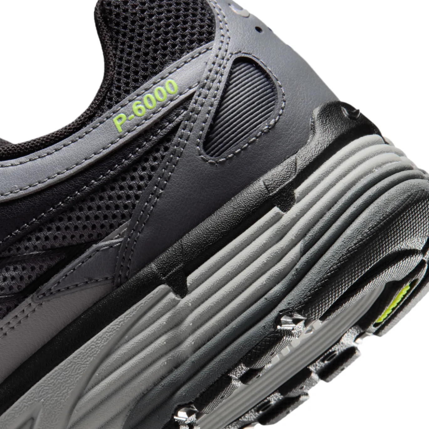 Nike P-6000 Sneakers Zwart Metallic Zilver Neongeel