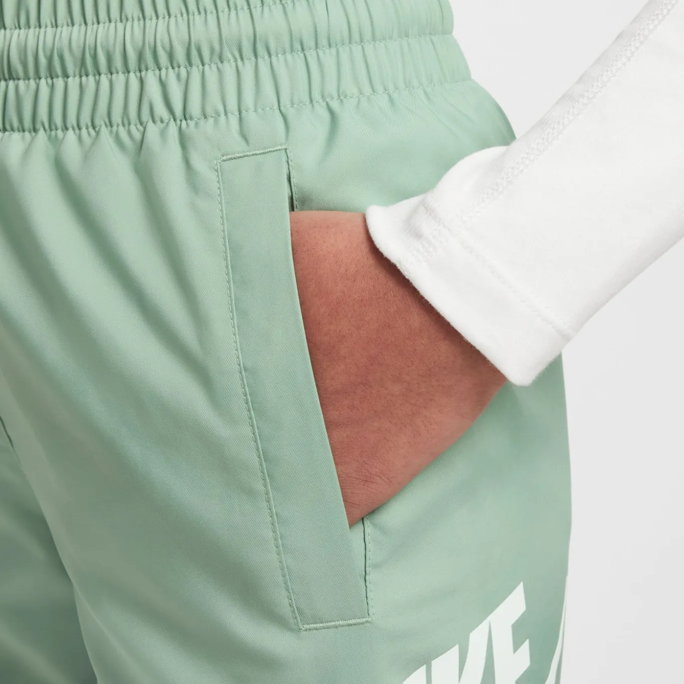 Nike Sportswear Club Broekje Woven Kids Lichtgroen Wit