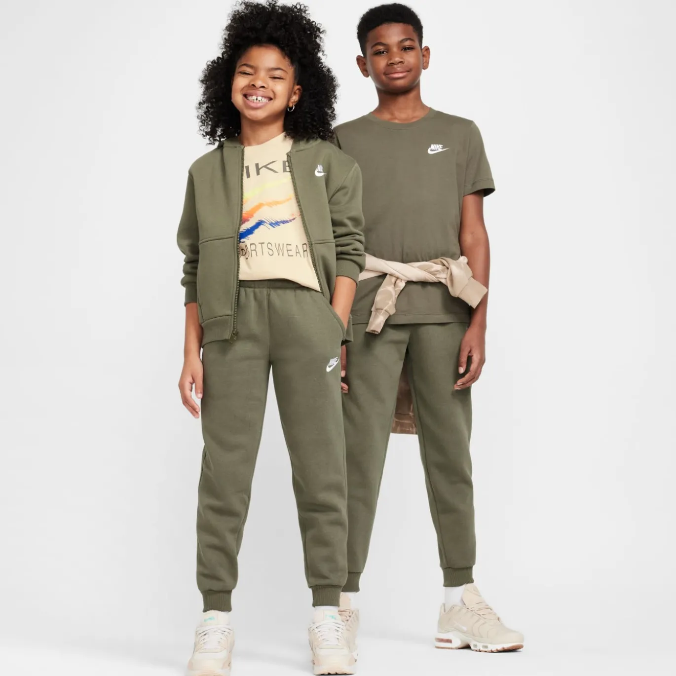 Nike Sportswear Club Fleece Joggingbroek Kids Olijfgroen Wit