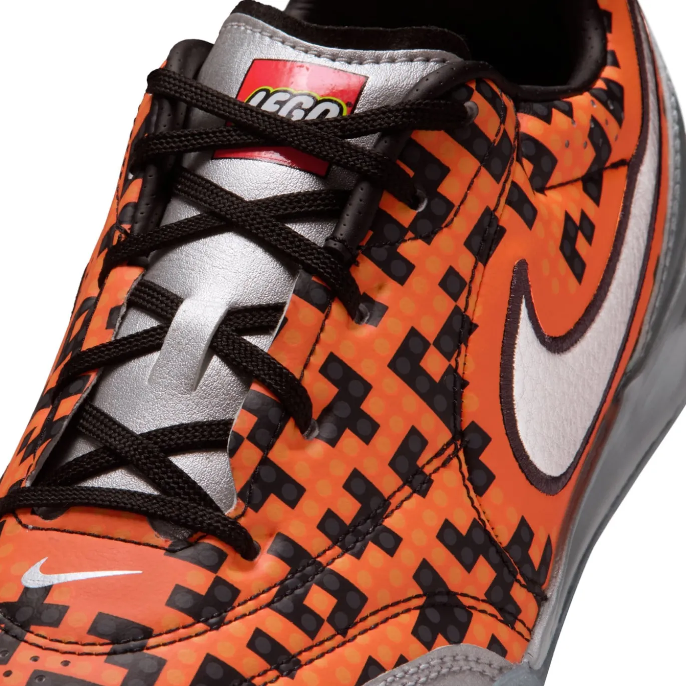 Nike Streetgato x LEGO® Straatvoetbalschoenen Kids Oranje Zwart Zilver