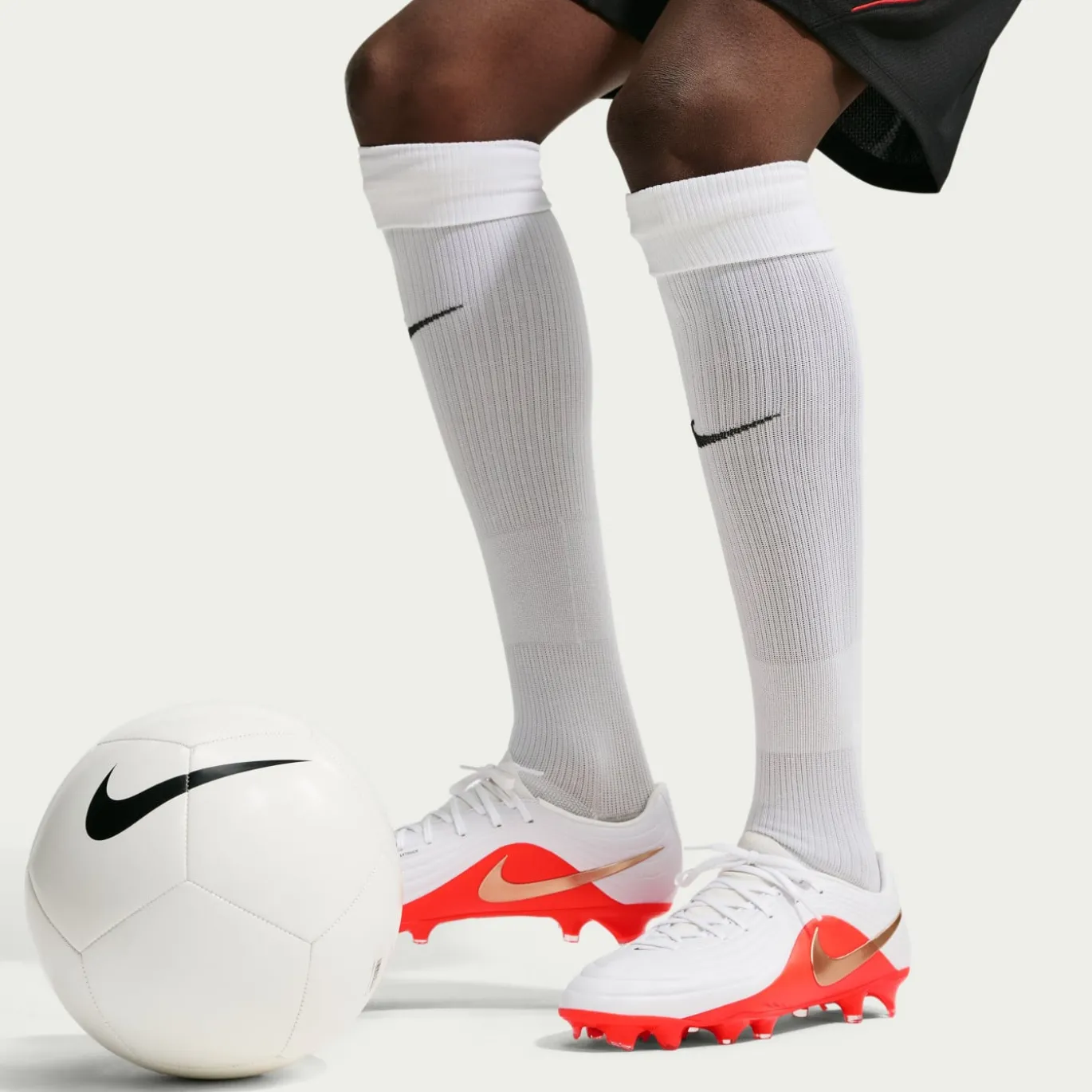 Nike Tiempo Maestro Academy Gras / Kunstgras Voetbalschoenen (MG) Wit Felrood Goud