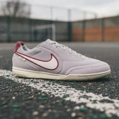 Nike Tiempo Streetgato Premium Straatvoetbalschoenen Grijs Wit Bordeauxrood