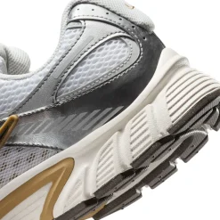 Nike V5 RNR Sneakers Wit Grijs Beige