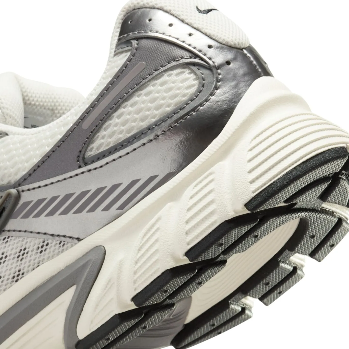 Nike V5 RNR Sneakers Wit Zilvergrijs Zwart