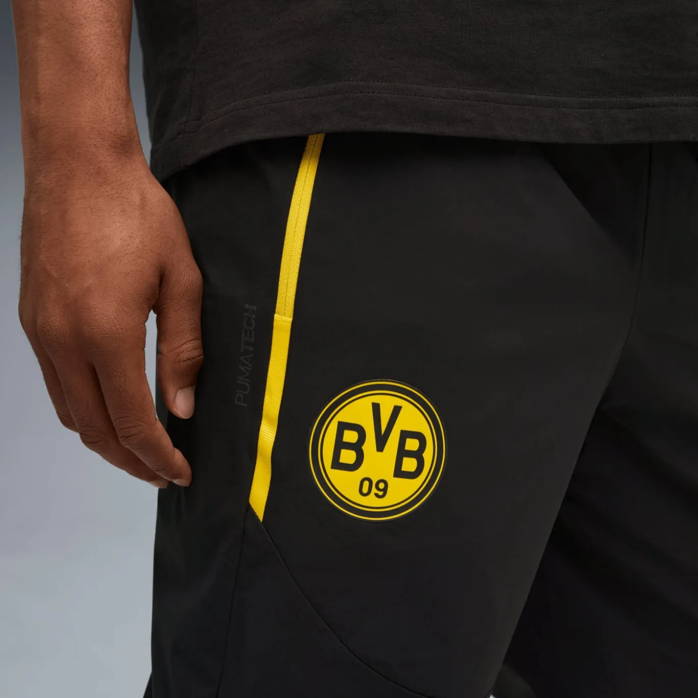 PUMA Borussia Dortmund Pumatech Trainingsbroek Woven 2025-2026 Zwart Geel