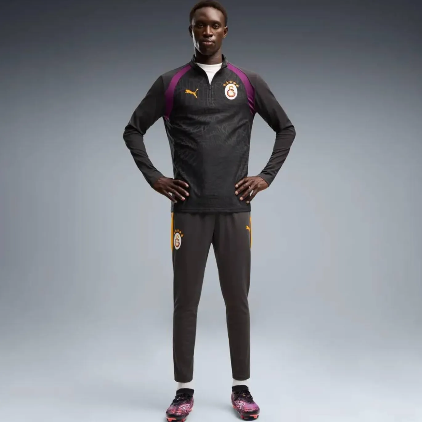 PUMA Galatasaray SK Trainingspak 1/4-Zip 2026-2027 Donkergrijs Rood Paars Oranje