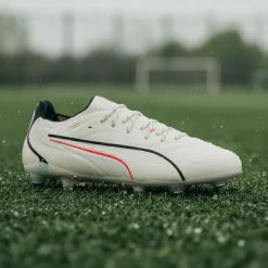PUMA King 20 Ultimate IJzeren-Nop Voetbalschoenen (SG) Gebroken Wit Zwart Rood