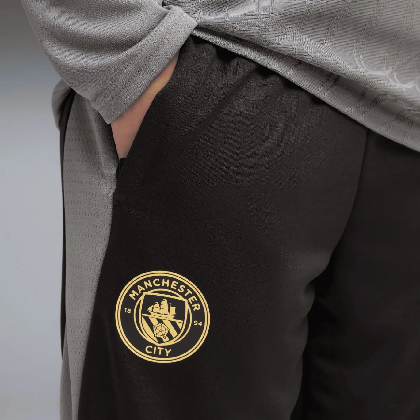 PUMA Manchester City Trainingsbroek 2026-2027 Kids Zwart Donkergrijs Goud