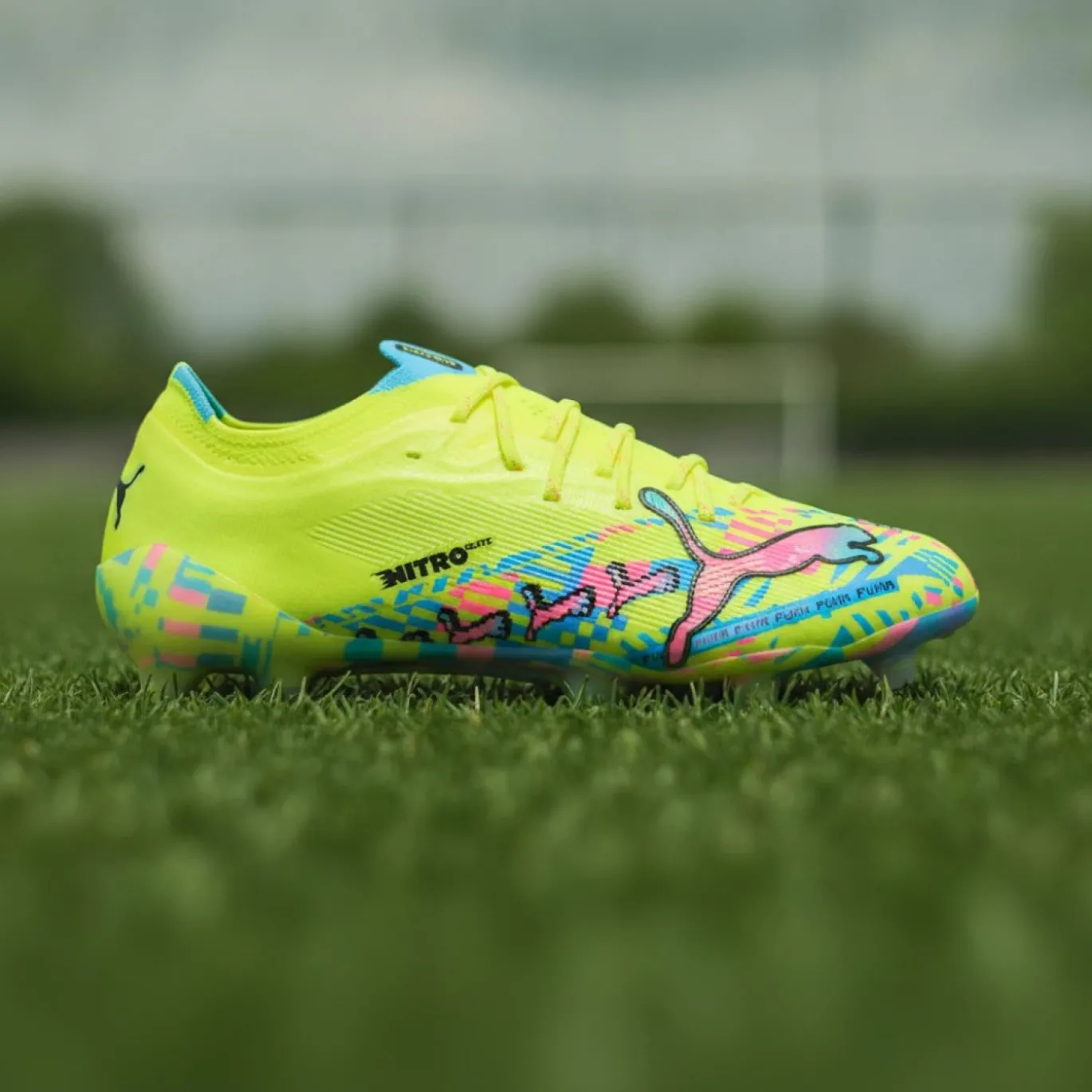 PUMA Ultra Nitro 7 Ultimate ADV Gras Voetbalschoenen (FG) Neongroen Felblauw Felroze