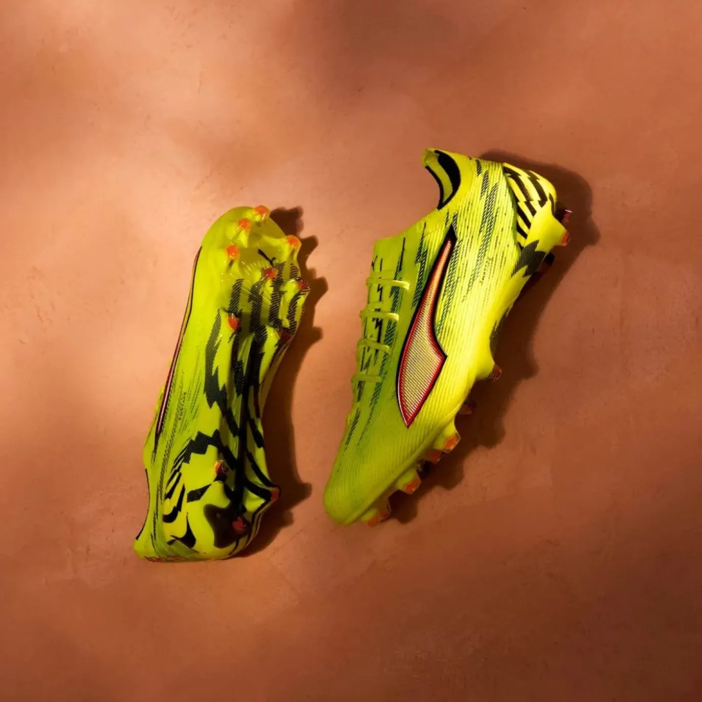 PUMA Ultra 6 Ultimate Gras Voetbalschoenen (FG) Neongeel Rood Zwart