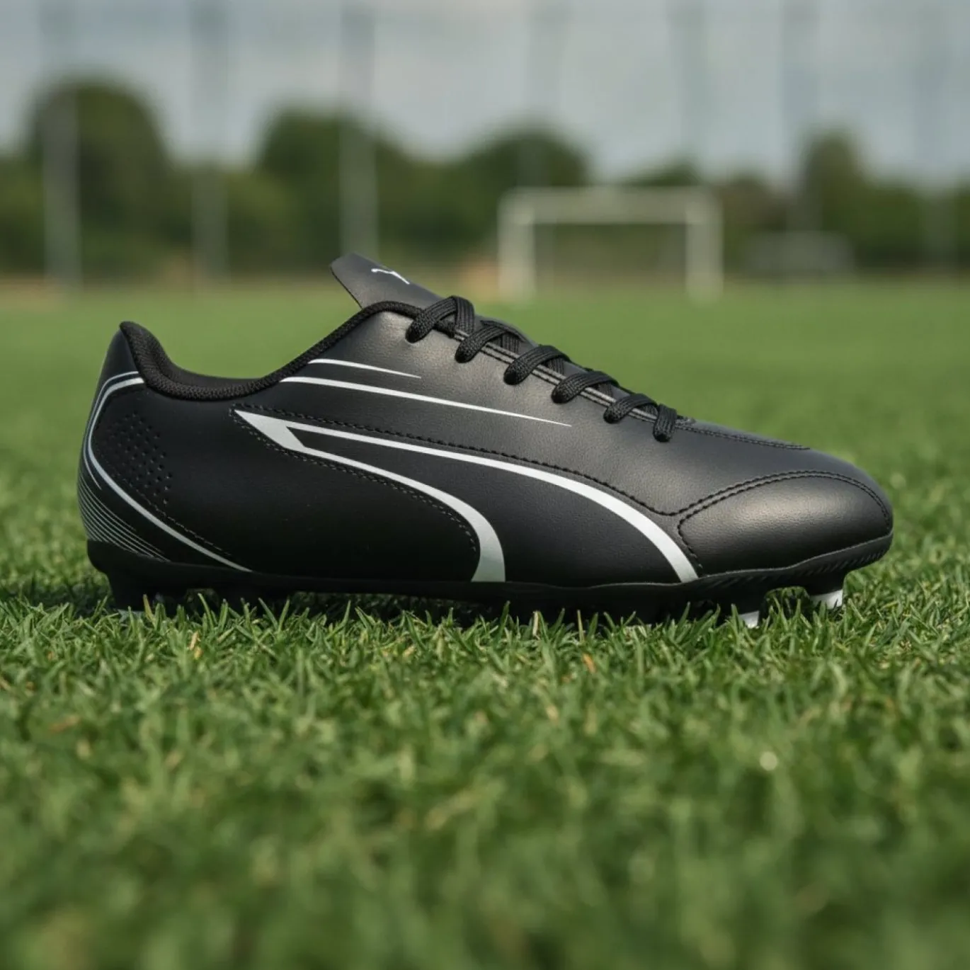 PUMA Vitoria Gras / Kunstgras Voetbalschoenen (MG) Kids Zwart Wit